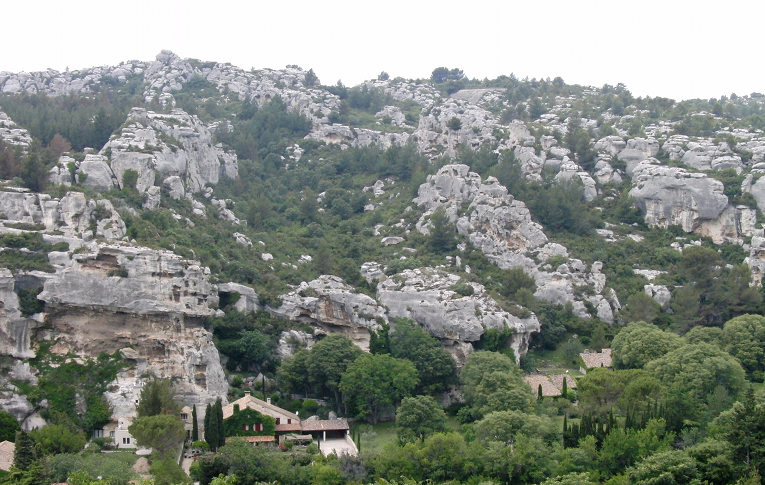 Skály u vesničky Les Baux de Provence (foto S. Fiala)