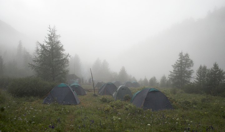 Tábor v mlze (a dešti)
